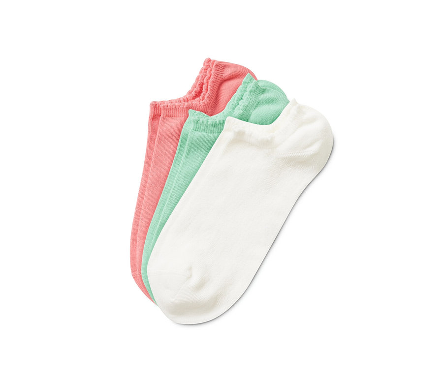 Drei Paar Sneakersocken mit Ajour-Muster in den Farben: Rosa, Grün und Weiß.