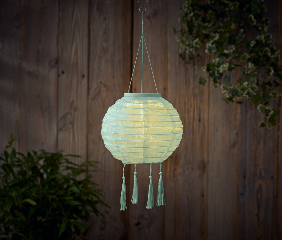 Ein hängender LED-Outdoor-Lampion.