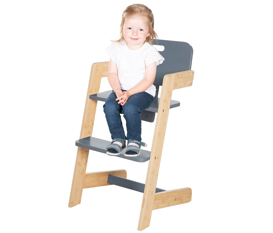 Kind sitzt auf roba Babyhochstuhl, anthrazit.