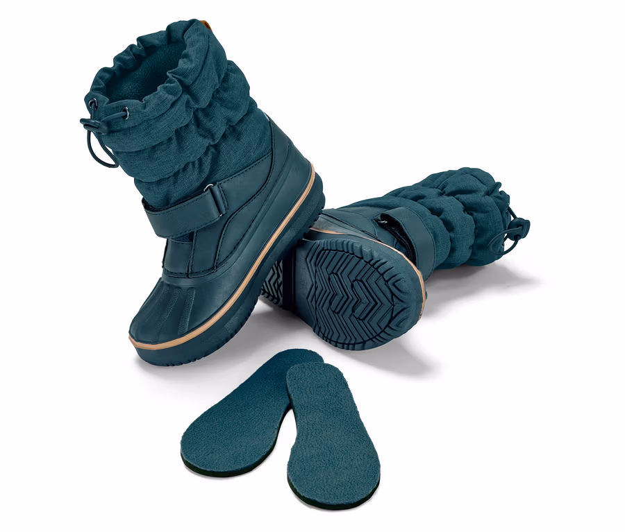 Zwei Winterstiefel und zwei Einlegesohlen auf weißem Hintergrund.