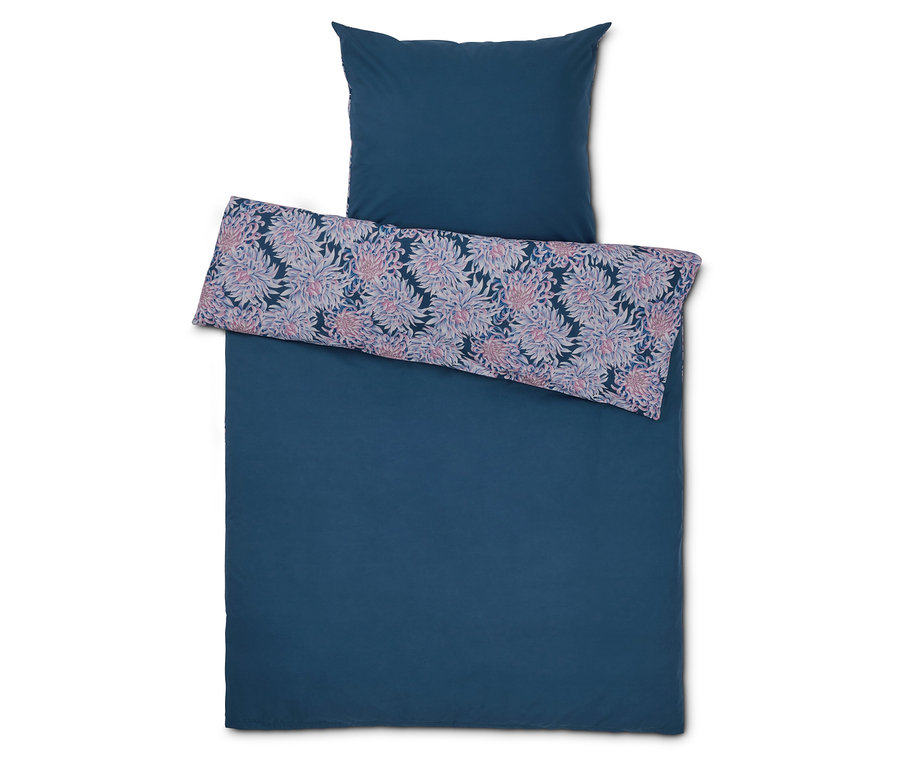 Blaues Bettwäsche-Set mit Blumenmuster auf dem Kissenbezug.