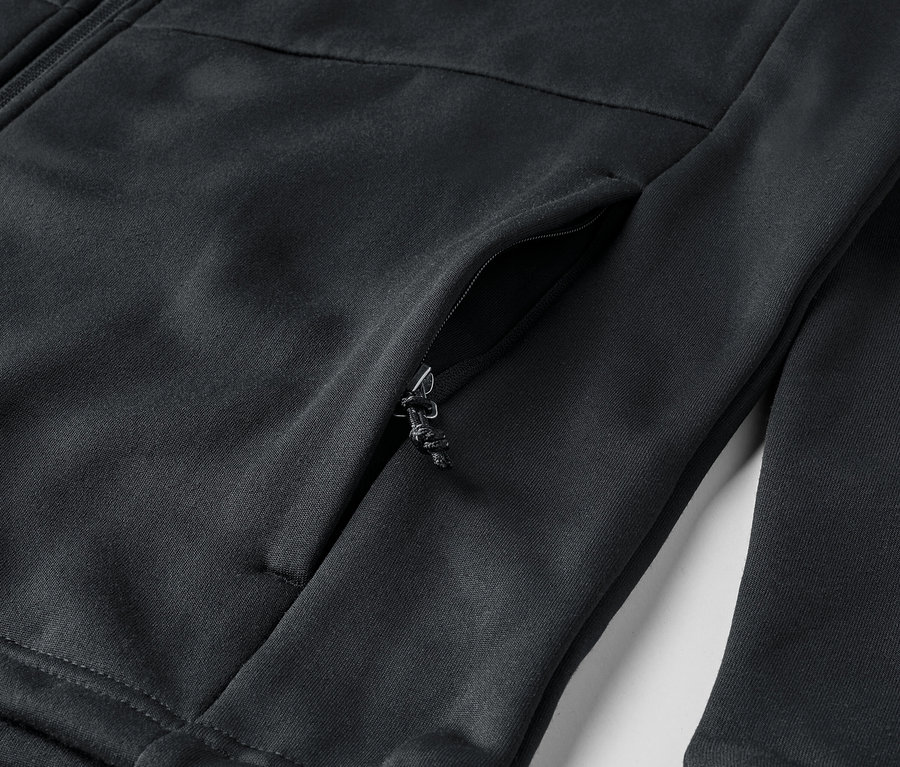 Detailaufnahme einer schwarzen Reißverschlussjacke mit Tasche.