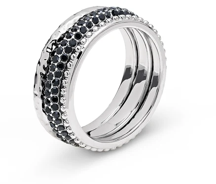 Detailaufnahme eines silbernen Rings mit schwarzen Steinen.