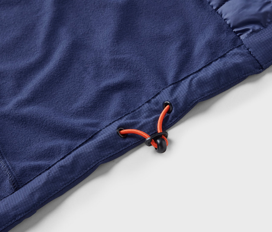 Detailaufnahme einer blauen Funktionsweste »packable« mit Kordelzug.