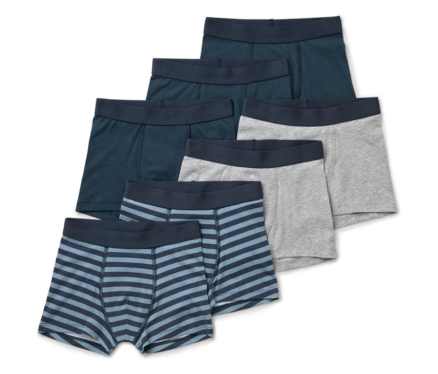 Ein Set aus sechs Jungen-Boxershorts in Dunkelblau, Grau und Blau gestreift.