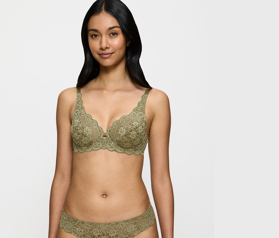 Frau trägt einen olivfarbenen Spitzen-BH und Höschen.
