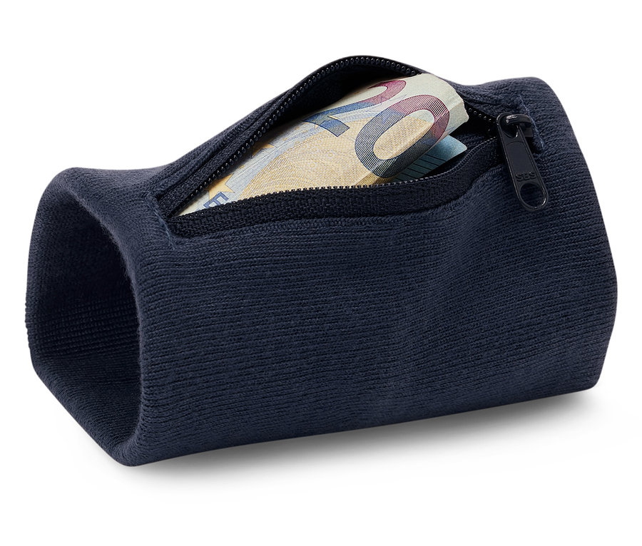 Ein marineblaues Schweißband mit einem Reißverschlussfach, in dem Geldscheine zu sehen sind.