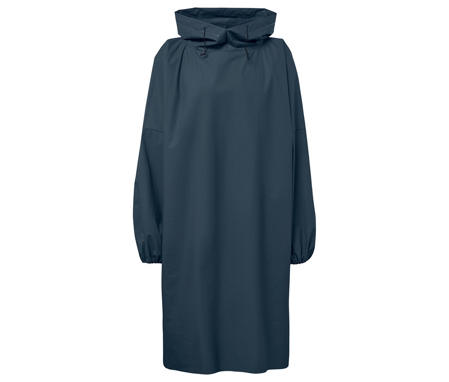 Marineblauer Regenponcho mit Kapuze und langen Ärmeln.