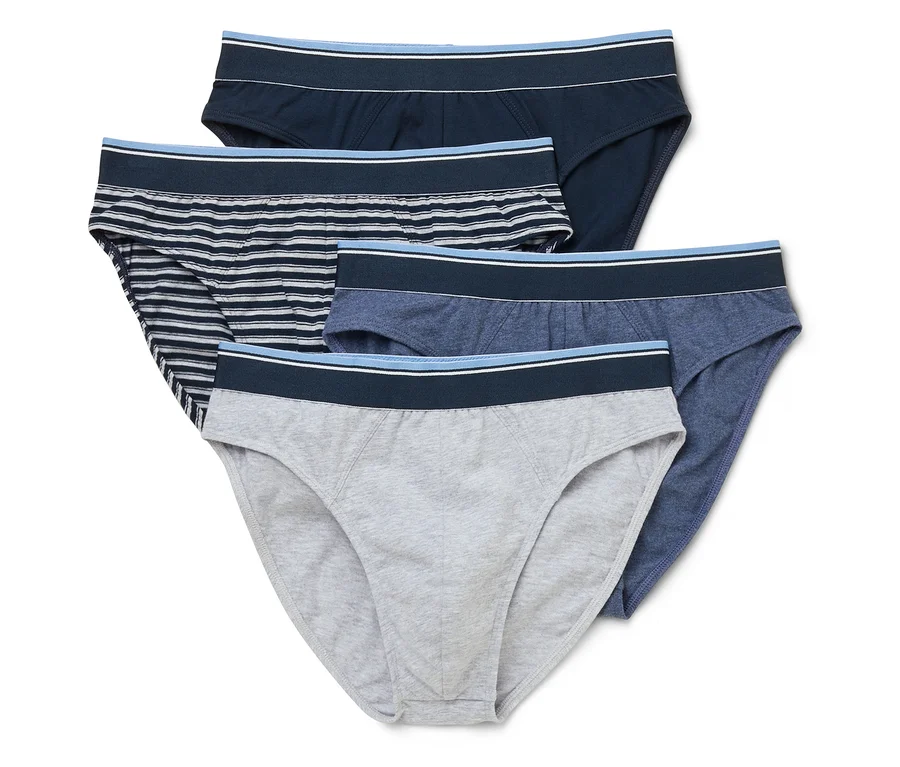 Fünf Herrenslips in Marineblau, gestreift, Hellblau und Grau liegen übereinander.