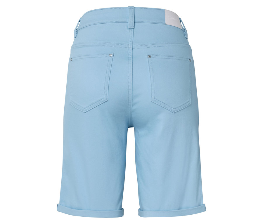 Rückansicht von hellblauen Shorts mit umgeschlagenem Saum.