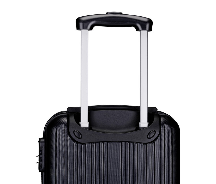 Nahaufnahme eines schwarzen Koffers mit ausgezogenem silberfarbenen Griff vor einem weißen Hintergrund.