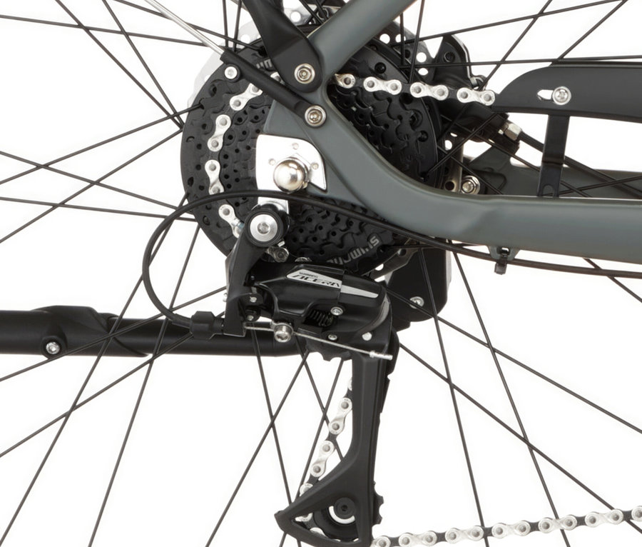 Nahaufnahme vom Hinterrad eines FISCHER City E-Bike CITA MOVE, das Kettenrad und die Kette sind gut sichtbar.