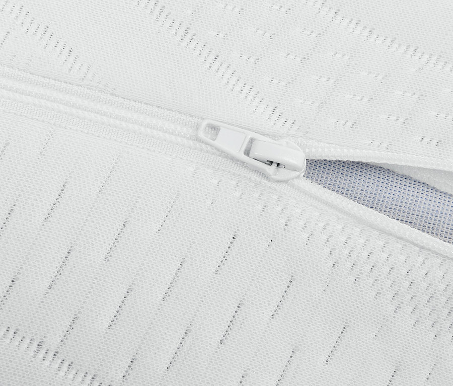 Detailaufnahme eines teilweise geöffneten weißen Reißverschlusses auf einem weißen, netzartigen Stoff.