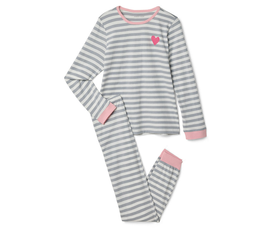 Gestreifter, zweiteiliger Schlafanzug mit rosa Herz auf dem Oberteil und rosa Bündchen.