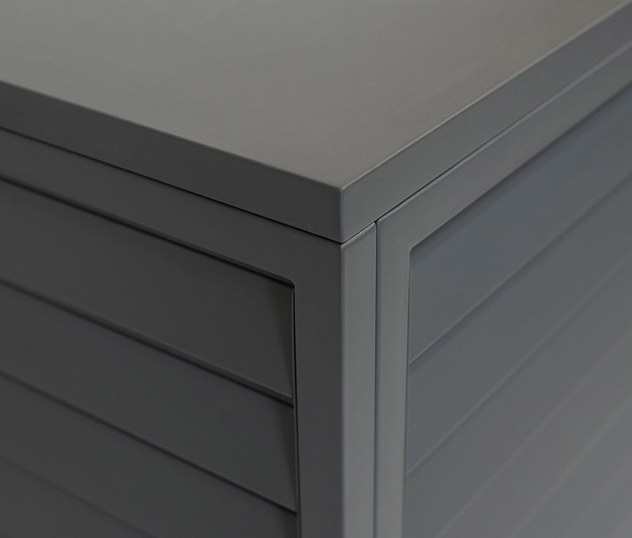 Detailansicht einer grauen Kommode mit horizontalen Lamellen.