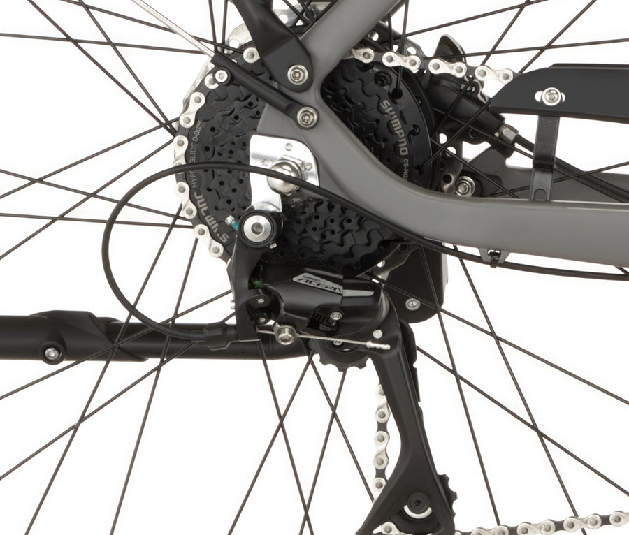 Nahaufnahme des Hinterrads vom FISCHER Trekking-E-Bike VIATOR MOVE mit Diamant-Rahmen, Kette und Ritzel.
