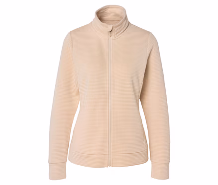 Eine hellbeige Jacke mit durchgehendem Reißverschluss, Stehkragen und horizontaler Rippstruktur, auf weißem Hintergrund.