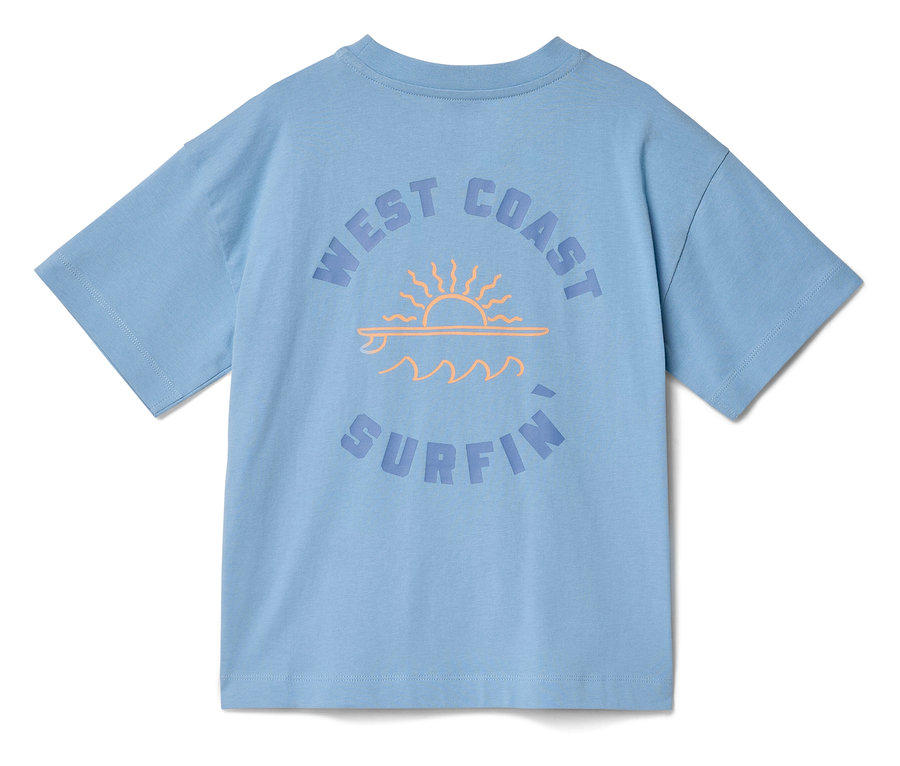 Hellblaues Kinder-Kurzarm-Pyjama-Oberteil mit orangefarbenem „WEST COAST SURFIN'“-Aufdruck, der eine Sonne, ein Surfbrett und Wellen zeigt.