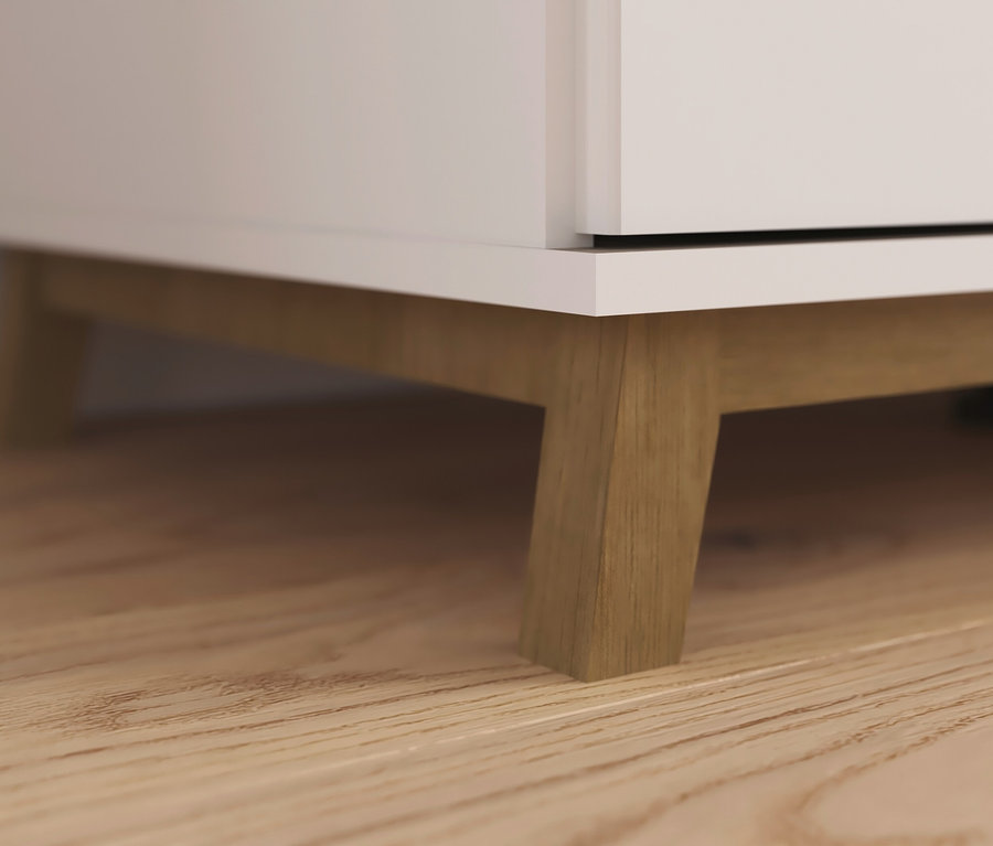 Nahaufnahme von einem weißen rauch Kleiderschrank »Carlsson« mit Drehtüren und Holzfüßen auf einem Holzboden.