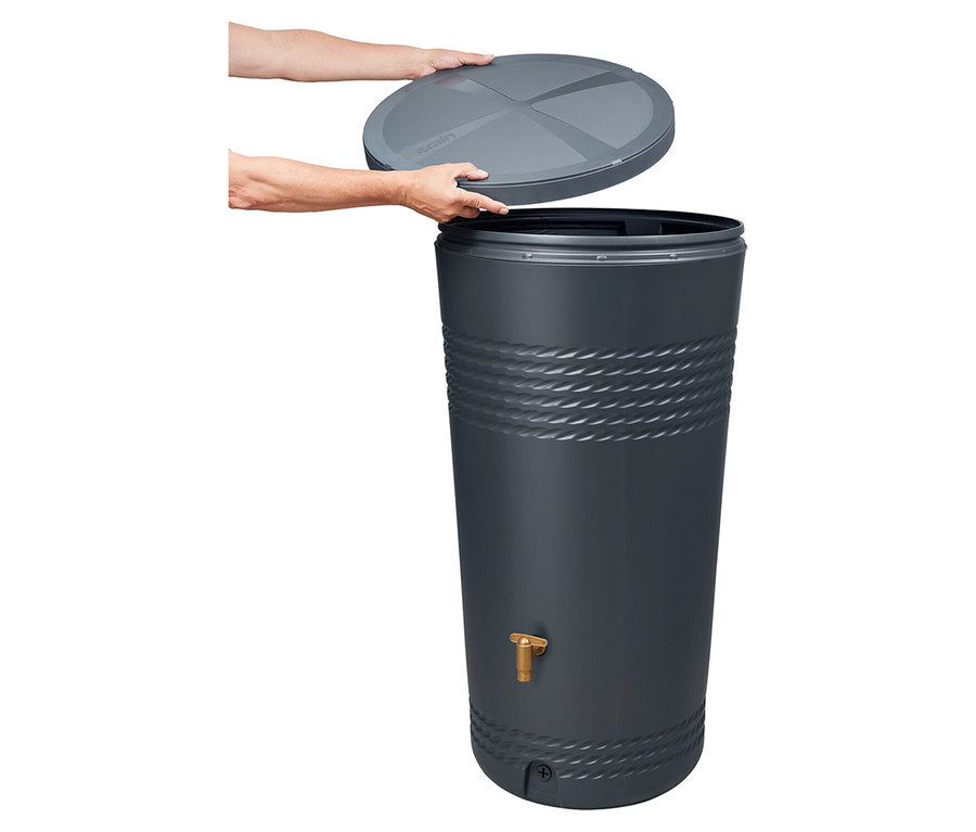 Eine Person setzt den Deckel auf ein Garantia 2-in-1-Regentonne-Komplett-Set, ca. 230 l.
