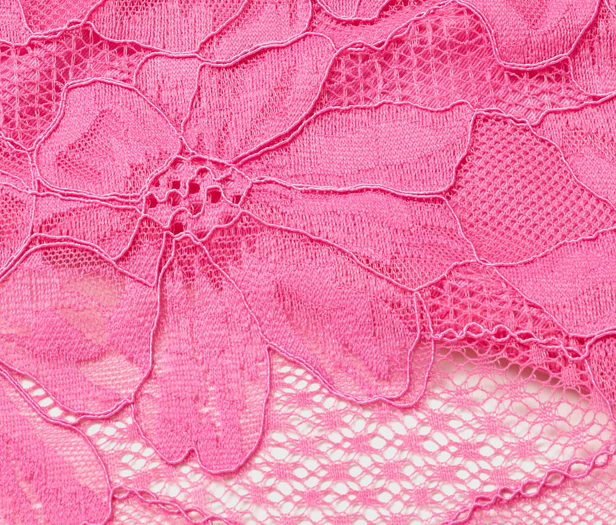 Nahaufnahme von pinkfarbener Spitze mit Blumenmuster.