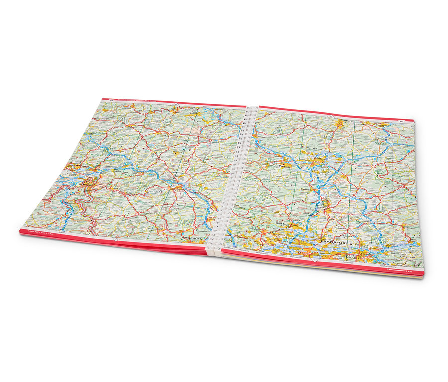 Eine offene Ringbuchkarte mit rotem Rand zeigt eine detaillierte geografische Karte von Deutschland.