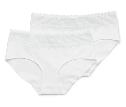 Zwei weiße Damenslips mit Spitzenbesatz liegen übereinander.