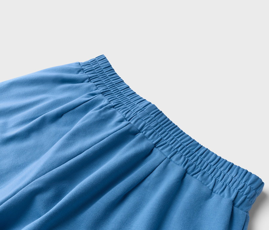 Nahaufnahme von hellblauen Shorts mit elastischem Bund.
