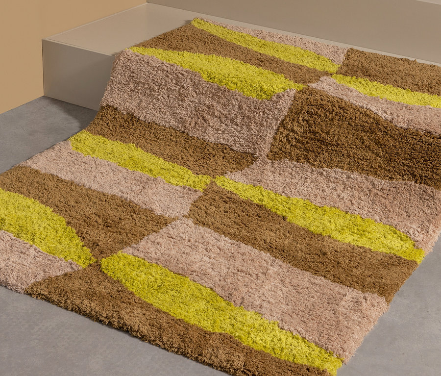 Der Woood Teppich »Musa«, 170 x 240 liegt auf einem grauen Untergrund.