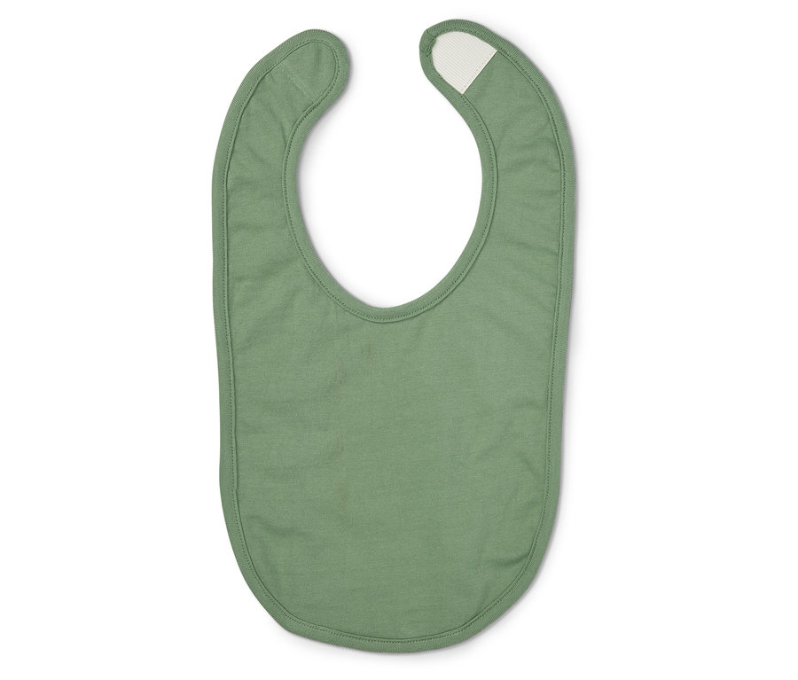 Ein einzelnes grünes Baby-Lätzchen liegt auf einem weißen Hintergrund.