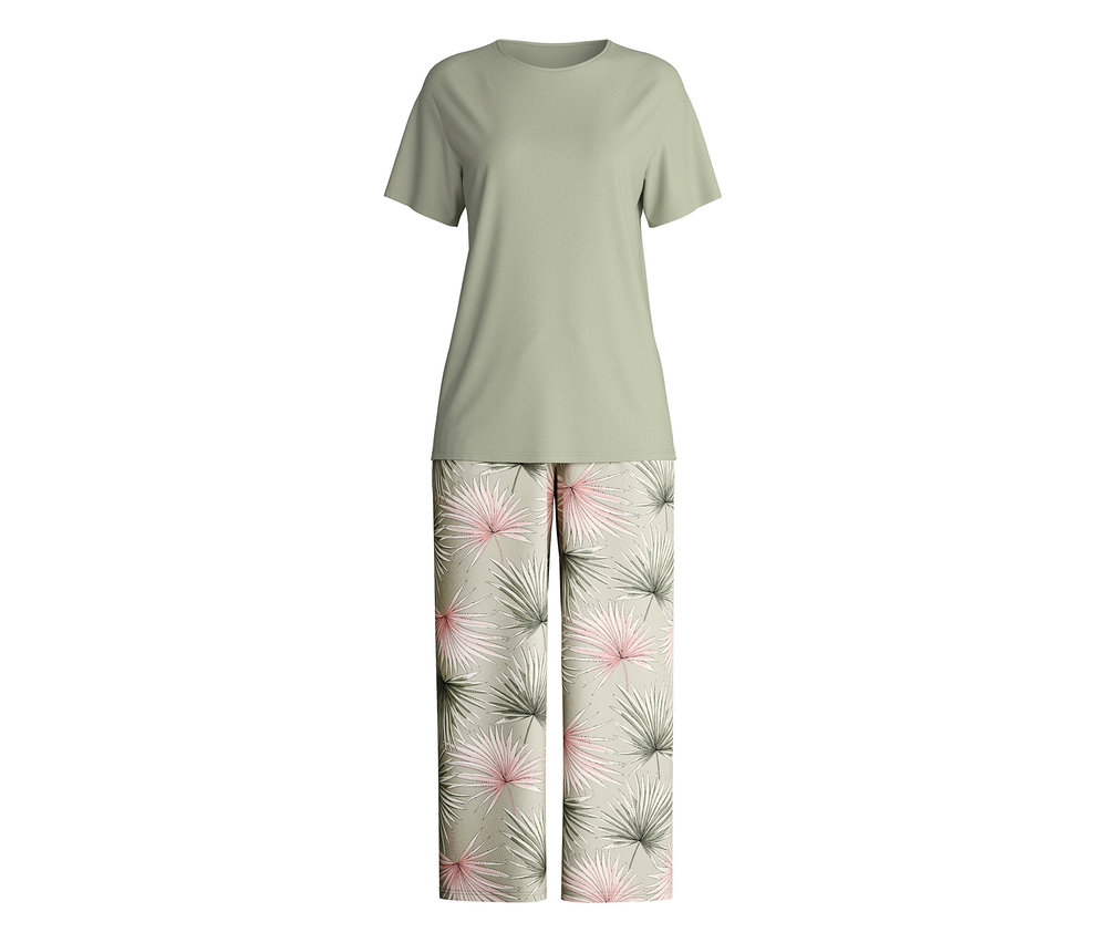 Der Calida »Leaf Dreams« 7/8-Pyjama besteht aus einem olivfarbenen T-Shirt und einer langen Hose mit Palmenmuster.
