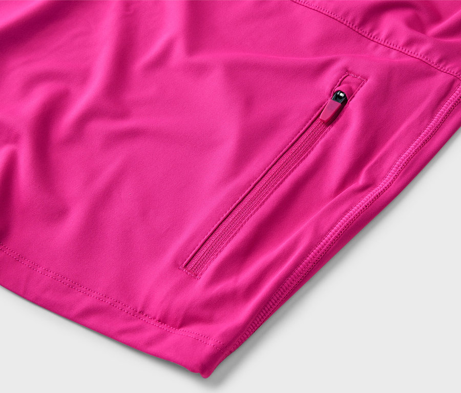 Nahaufnahme einer pinken Jacke mit Reißverschlusstasche.