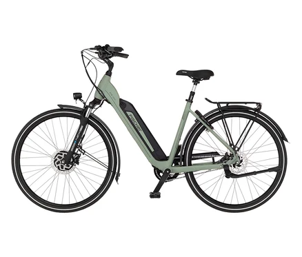 Ein grünes FISCHER City E-Bike CITA 2403 ACTIVE mit Gepäckträger steht seitlich vor einem weißen Hintergrund.