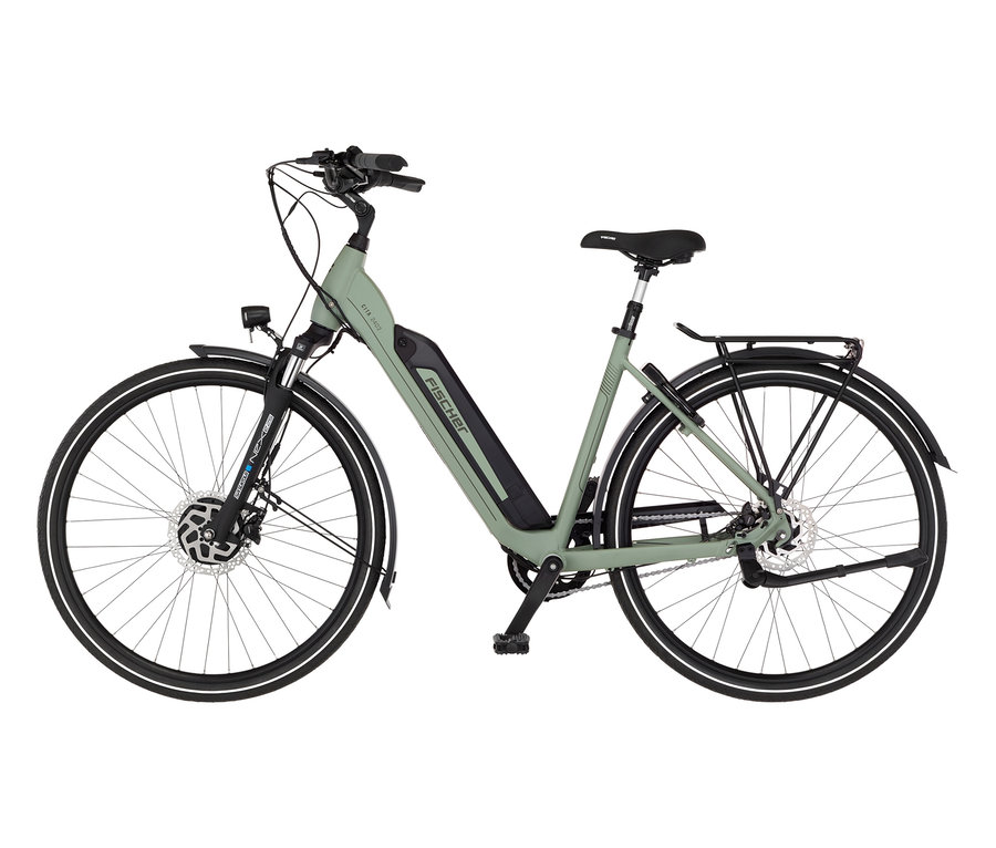 Ein grünes FISCHER City E-Bike CITA 2403 ACTIVE mit Gepäckträger steht seitlich vor einem weißen Hintergrund.