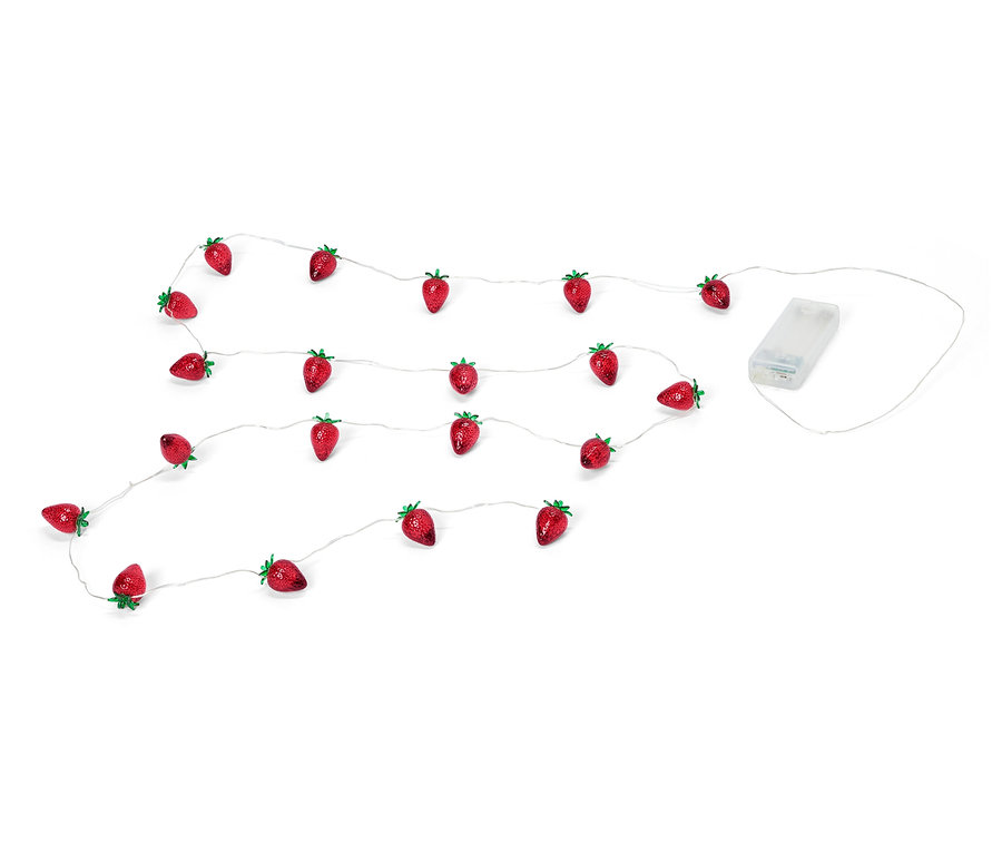 Erdbeer-Lichterkette auf weißem Hintergrund.