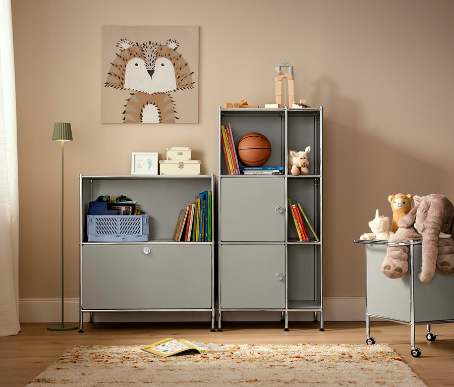 Einrichtungsgegenstände in einem Kinderzimmer mit einem beigen Teppich »Himalaya« und einer salbeifarbene LED-Akku-Outdoor-Stehleuchte.