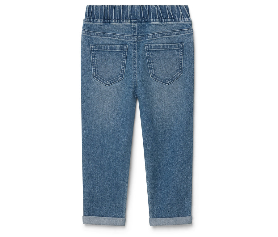 Nahaufnahme der Rückseite einer Jeanshose mit elastischem Bund und hochgekrempelten Säumen.