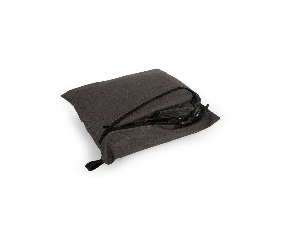 Eine graue Tasche mit Reissverschluss, die einen Small Foot Bollerwagen mit Dach und Regencover enthält.