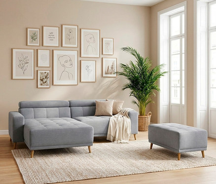 Ein helles Wohnzimmer mit beigen Wänden und Holzboden. Ein graues L-förmiges Sofa mit Chaiselongue und ein passender Hocker stehen auf einem hellen Teppich. An der Wand hängt eine Galerie aus zehn gerahmten Bildern mit minimalistischen Illustrationen. Rechts stehen hohe Fenster und eine große Palme in einem Korb.