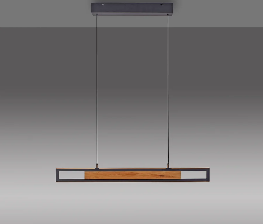 Eine moderne rechteckige Pendelleuchte mit einem dunkelgrauen Metallrahmen und einem hellbraunen Holzeinsatz in der Mitte, aufgehängt an zwei schwarzen Kabeln von einer dunkelgrauen Deckenhalterung.