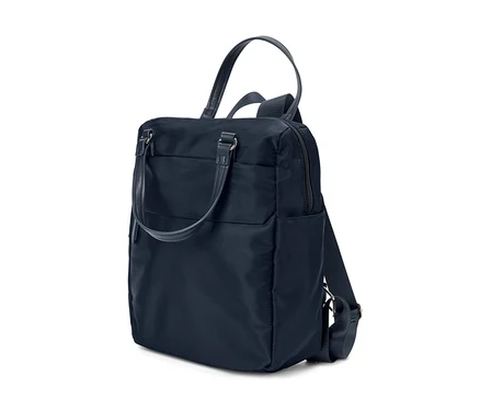 Dunkelblauer Nylon-Rucksack mit Tragegriffen und Schultergurten, der leicht schräg steht. Er hat eine Reißverschlusstasche vorne und eine an der Seite.