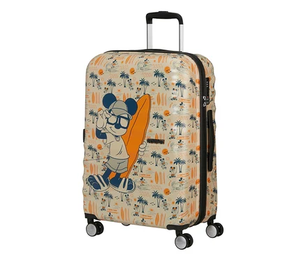 Beiger Koffer mit Mickey Mouse, der ein orangefarbenes Surfbrett hält, umgeben von Palmen und Wellen.