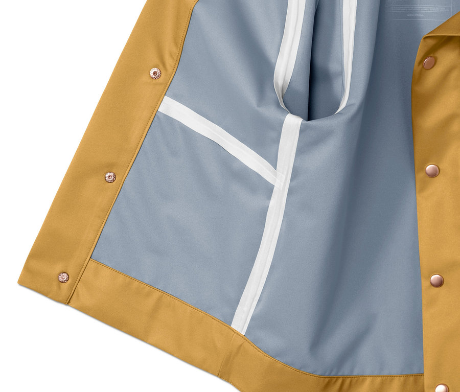 Detailaufnahme einer Regenjacke aus recyceltem Material mit Innentasche.