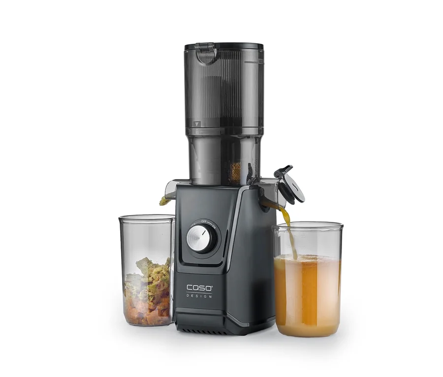 Dunkelgrauer CASO Juice Fit Entsafter presst Saft in ein Glas; daneben steht ein Glas mit Fruchtfleisch.
