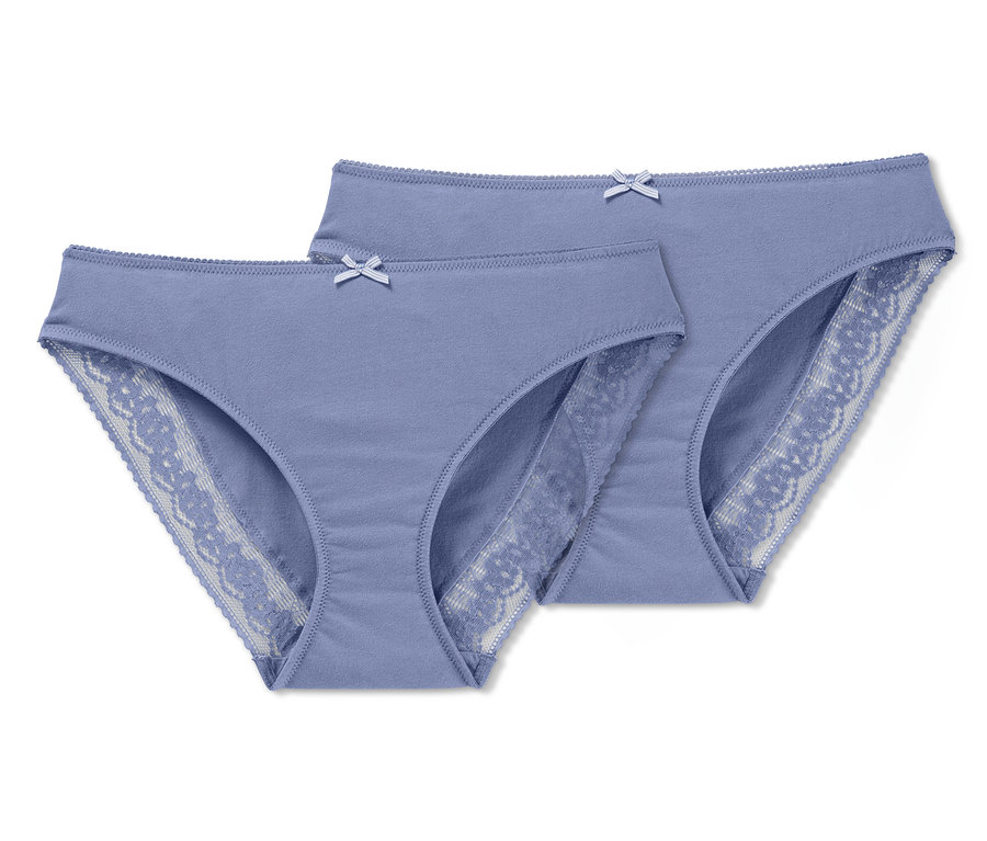 Zwei hellviolette Slips mit Spitzenbesatz.