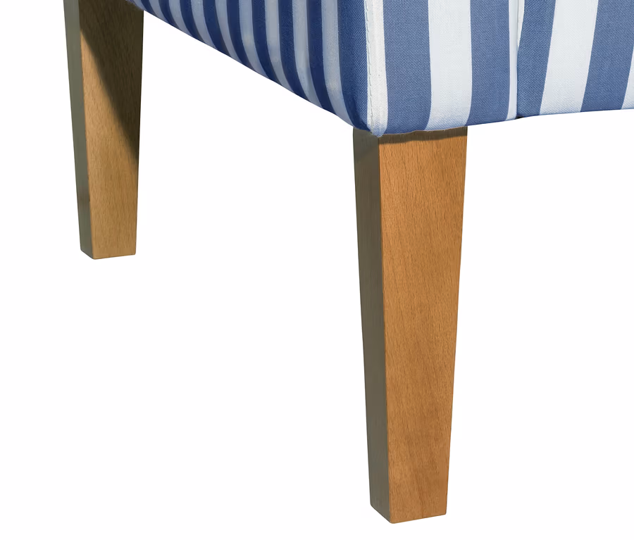 Detailansicht eines Küchensofas »Juuma« mit blau-weißen Streifen und Holzfüßen.