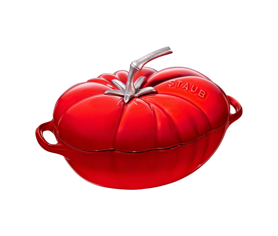 Roter STAUB Gusseisen-Bräter »Tomate«, ca. 25 cm, mit silbernem Stielgriff auf dem Deckel.
