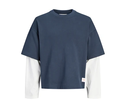 Jack&Jones Double Layered Shirt mit einem dunkelblauen Kurzarm-Oberteil über einem weißen Langarm-Shirt.