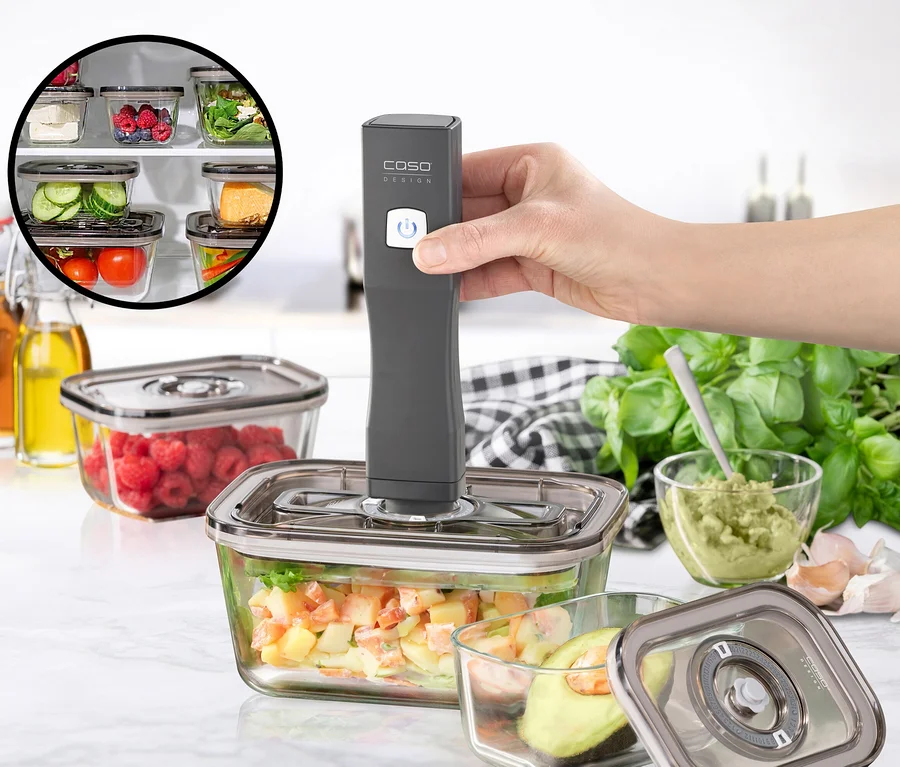 Eine Hand hält einen grauen CASO Vacu OneTouch Handvakuumierer über einem rechteckigen Glasbehälter mit Kartoffelsalat. Daneben stehen weitere Glasbehälter mit Himbeeren, Avocado und Garnelen. Im Hintergrund sind frisches Basilikum, eine Schale mit Dip und Öle zu sehen. Ein runder Ausschnitt zeigt verschiedene vakuumierte Lebensmittelbehälter im Kühlschrank.