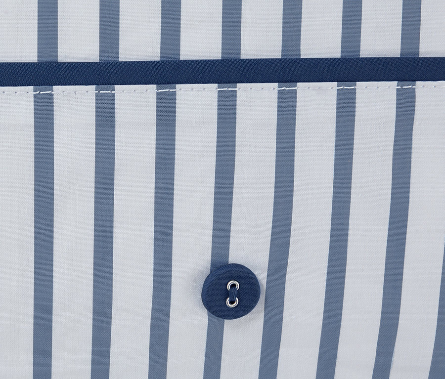 Detailansicht von Perkal-Bettwäsche in Doppelgröße mit blauen Streifen und Knopf.